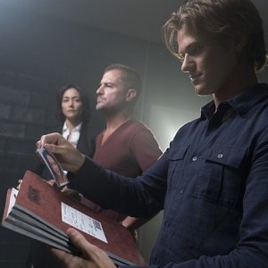 MacGyver: Sandrine Holt, George Eads e Lucas Till in una foto di The Rising