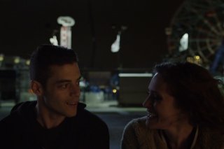 Mr. Robot: Rami Malek e Carly Chaikin nell'episodio eps1.7_wh1ter0se.m4v