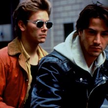 Belli e dannati: River Phoenix e Keanu Reeves in moto in una scena del film
