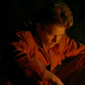 Belli e dannati: un River Phoenix assorto nei propri pensieri in una scena del film