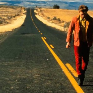 Belli e dannati: un River Phoenix cammina da solo in una scena del film