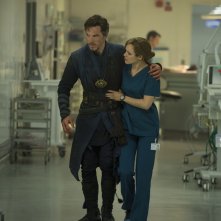 Doctor Strange: Benedict Cumberbatch e Rachel McAdams in una foto del film