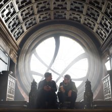 Doctor Strange: Benedict Cumberbatch accanto al regista Scott Derrickson 