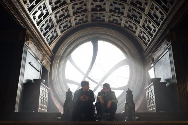 Doctor Strange: Benedict Cumberbatch accanto al regista Scott Derrickson