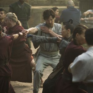 Doctor Strange: Benedict Cumberbatch si allena in una foto del film