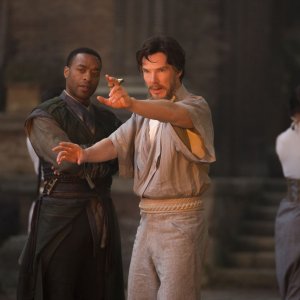 Doctor Strange: un'immagine degli attori Chiwetel Ejiofor e Benedict Cumberbatch