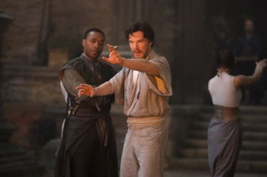 Doctor Strange: un'immagine degli attori Chiwetel Ejiofor e Benedict Cumberbatch