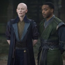 Doctor Strange: Tilda Swinton e Chiwetel Ejiofor in una foto del film