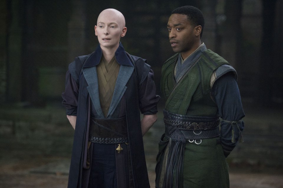 Doctor Strange: Tilda Swinton e Chiwetel Ejiofor in una foto del film