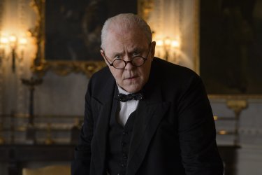 The Crown: John Lithgow interpreta Winston Churchill