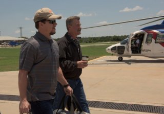 Deepwater Horizon: Mark Wahlberg e Kurt Russell in una scena del film