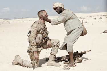 Mine: Armie Hammer e Clint Dyer in una scena