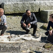 The Flash 3: Tom Felton a confronto con Grant Gustin e Jesse L. Martin in una scena