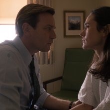 American Pastoral: Ewan McGregor e Jennifer Connelly in una scena del film