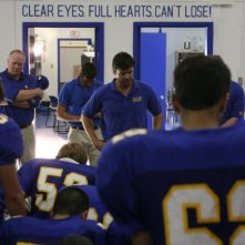 Friday Night Lights: il coach Taylor parla alla squadra, alle sue spalle il suo motto leggendario