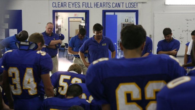 Friday Night Lights: il coach Taylor parla alla squadra, alle sue spalle il suo motto leggendario