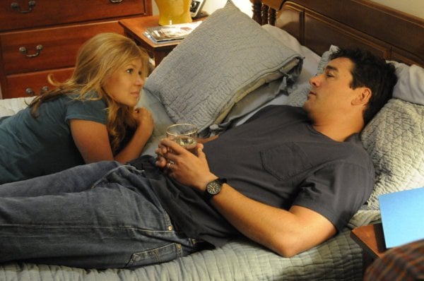 Friday Night Lights: Connie Britton e Kyle Chandler in una scena del teen drama