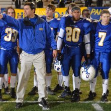 Friday Night Lights: Kyle Chanderl e alcuni membri del cast in una scena