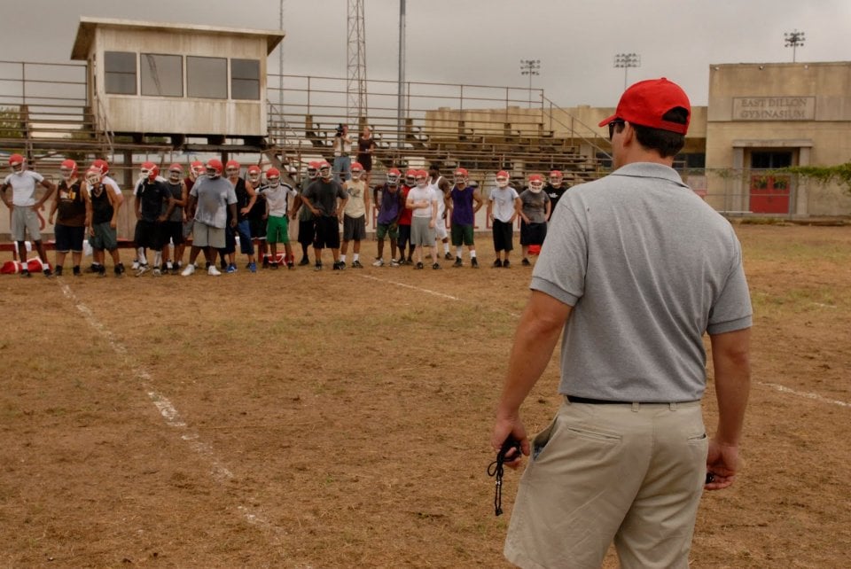 Friday Night Lights: il Coach Taylor con la sua squadra