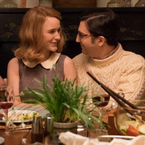 Crisis in Six Scenes: John Magaro e Rachel Brosnahan in un momento della serie