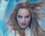 Margot Robbie, bibliotecaria sexy e shock negli sketch SNL