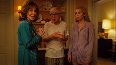Crisis in Six Scenes: Elaine May, Woody Allen e Miley Cyrus in una scena