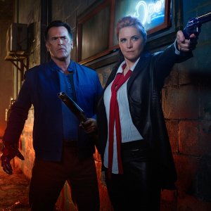 Ash vs Evil Dead: Bruce Campbell e Lucy Lawless in una foto della seconda stagione