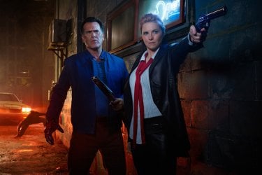 Ash vs Evil Dead: Bruce Campbell e Lucy Lawless in una foto della seconda stagione