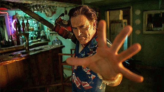 Bruce Campbell in una scena di Ash vs Evil Dead