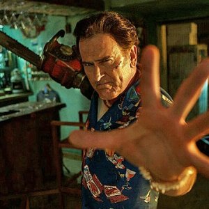 Ash vs Evil Dead: Bruce Campbell in una foto dell'episodio Home