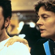 Dead Man Walking: Susan Sarandon e Sean Penn in una scena del film