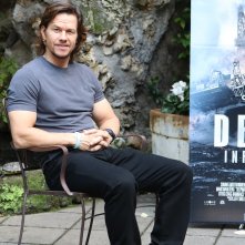 Deepwater: Mark Wahlberg posa seduto al photocall