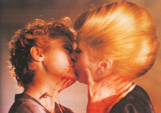 Miriam si sveglia a mezzanotte: Susan Sarandon e Catherine Deneuve in una scena del film