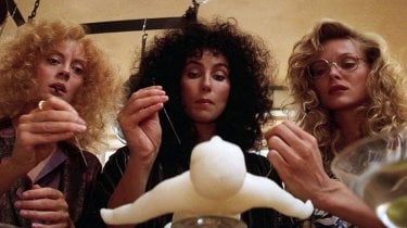 Le streghe di Eastwick: Susan Sarandon, Cher e Michelle Pfeiffer in una scena del film