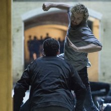 Finn Jones in una spettacolare immagine di Iron Fist