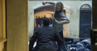 Finn Jones in una spettacolare immagine di Iron Fist