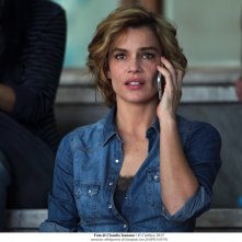 Qualcosa di nuovo: Micaela Ramazzotti al telefono in una scena del film