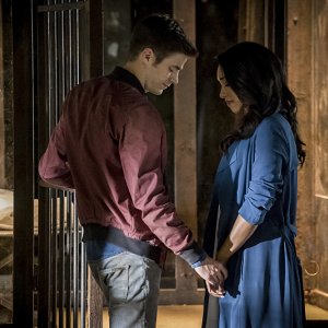 The Flash: un'immagine di Grant Gustin e Candice Patton in Flashpoint