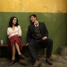 Timeless: un'immagine dei due protagonisti Abigail Spencer e Matt Lanter