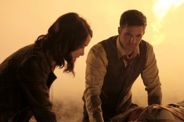 Timeless: Abigail Spencer e Matt Lanter in una foto del pilot