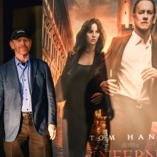 Inferno: Ron Howard a Firenze vicino al manifesto del film