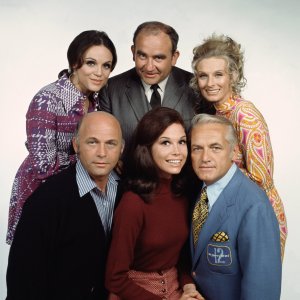 Mary Tyler Moore: il cast della serie in una foto promozionale
