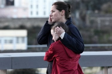 150 Milligrams: Sidse Babett Knudsen al telefono in una scena del film