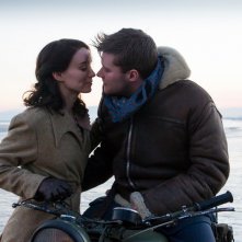 Il segreto: Rooney Mara e Jack Reynor in una scena del film