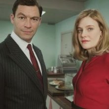 Romola Garai e Dominic West in una foto promozionale per The Hour