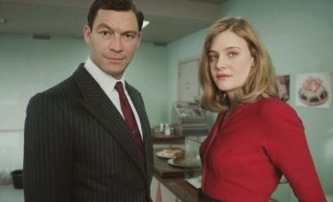 Romola Garai e Dominic West in una foto promozionale per The Hour