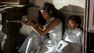 Westworld: Thandie Newton durante una scena dell'episodio Chestnut