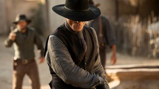 Westworld: scena dell'episodio Chestnut con il misterioso Uomo in Nero
