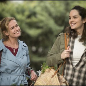 Heaven Will Wait: Noémie Merlant e Sandrine Bonnaire in una scena del film