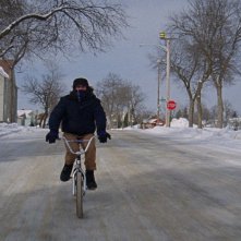 I Am Not a Serial Killer: Max Records in bicicletta in una scena del film